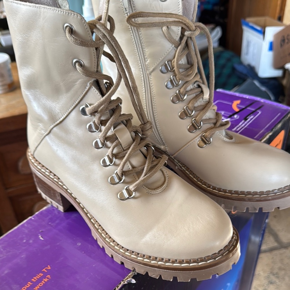 Dark Cream Leather Ladies Lace-Up Boots sz 39/8. Fit like 8.5